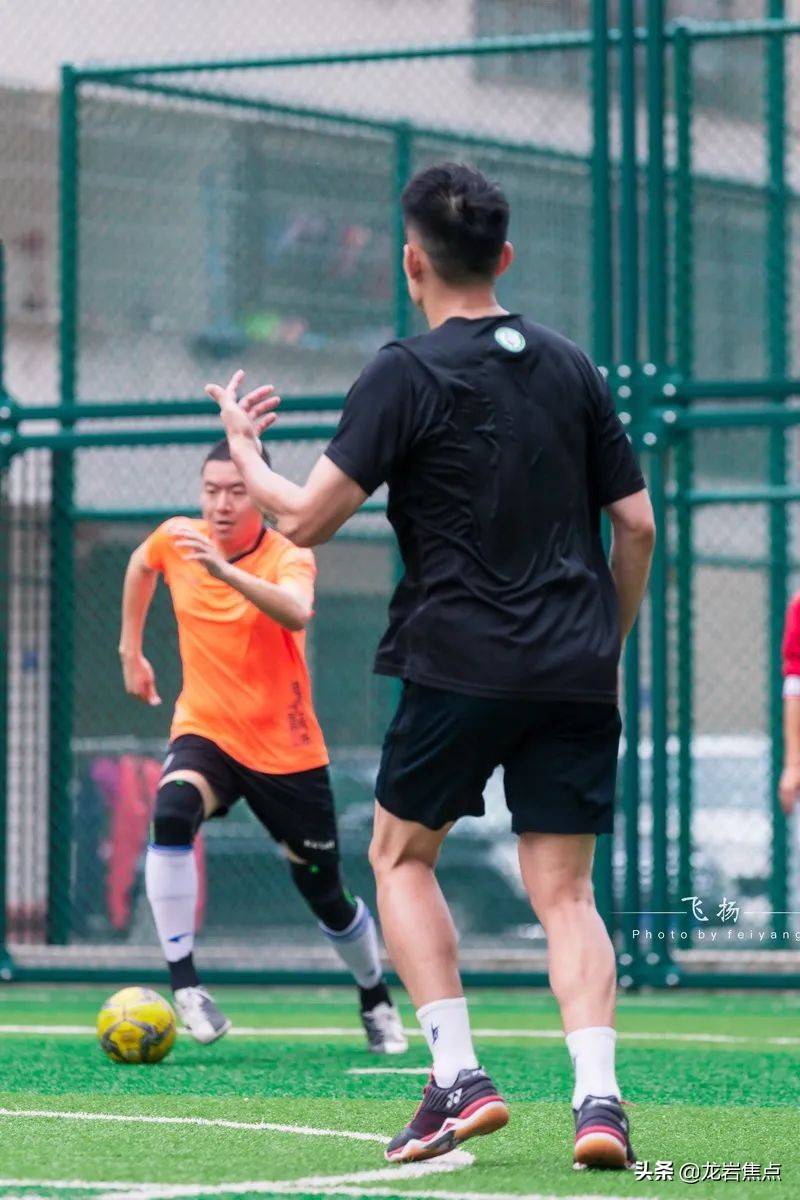 林丹脚踢球,林丹回到球场赢了