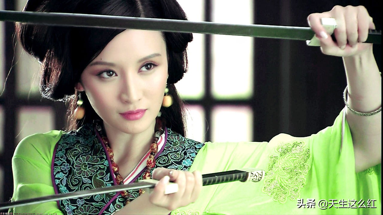 白冰金莎张萌乘风破浪白色礼服,神话三美张萌现状