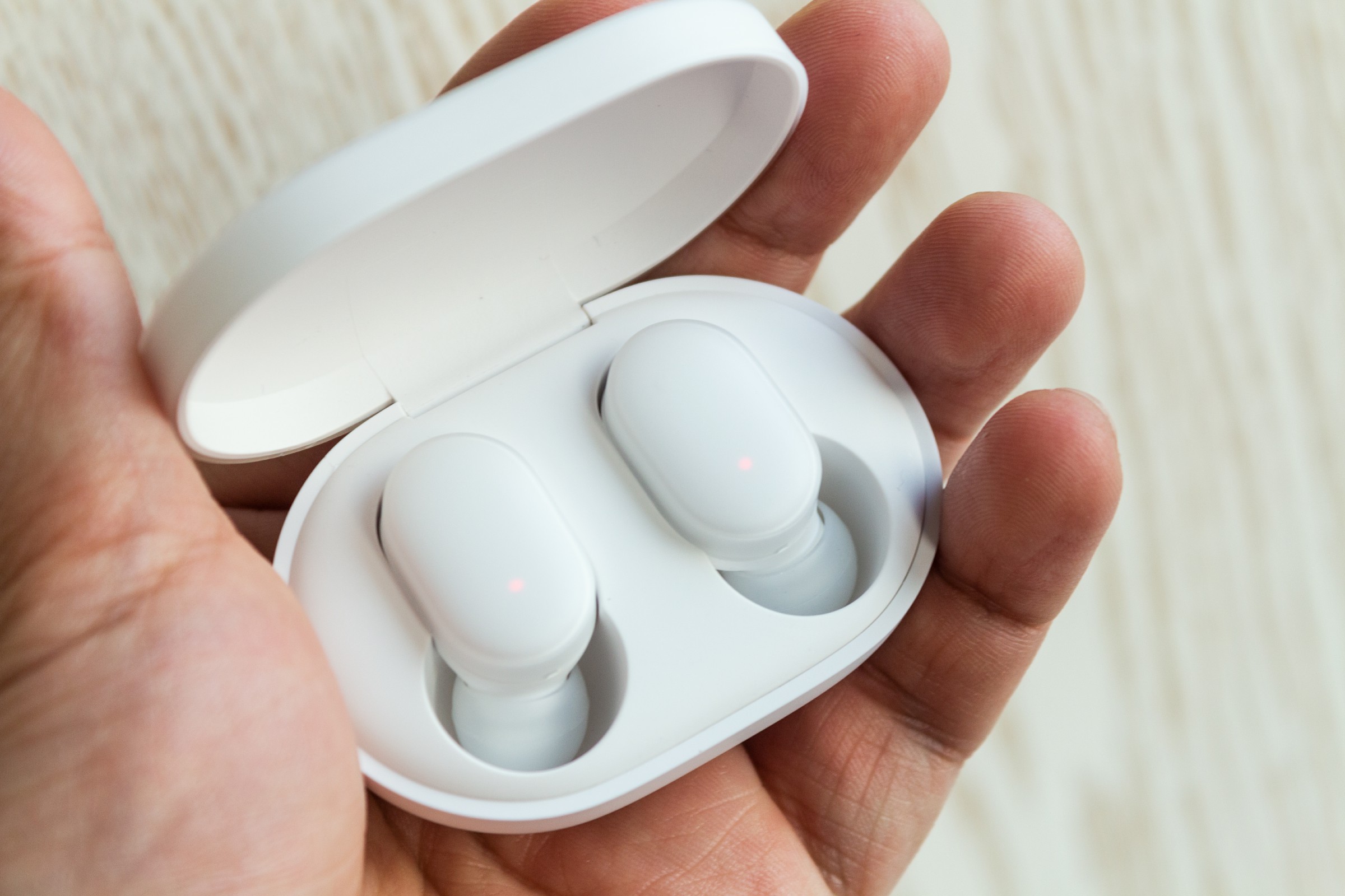 小米蓝牙耳机airdots青春版技巧,小米蓝牙耳机airdots青春版佩戴