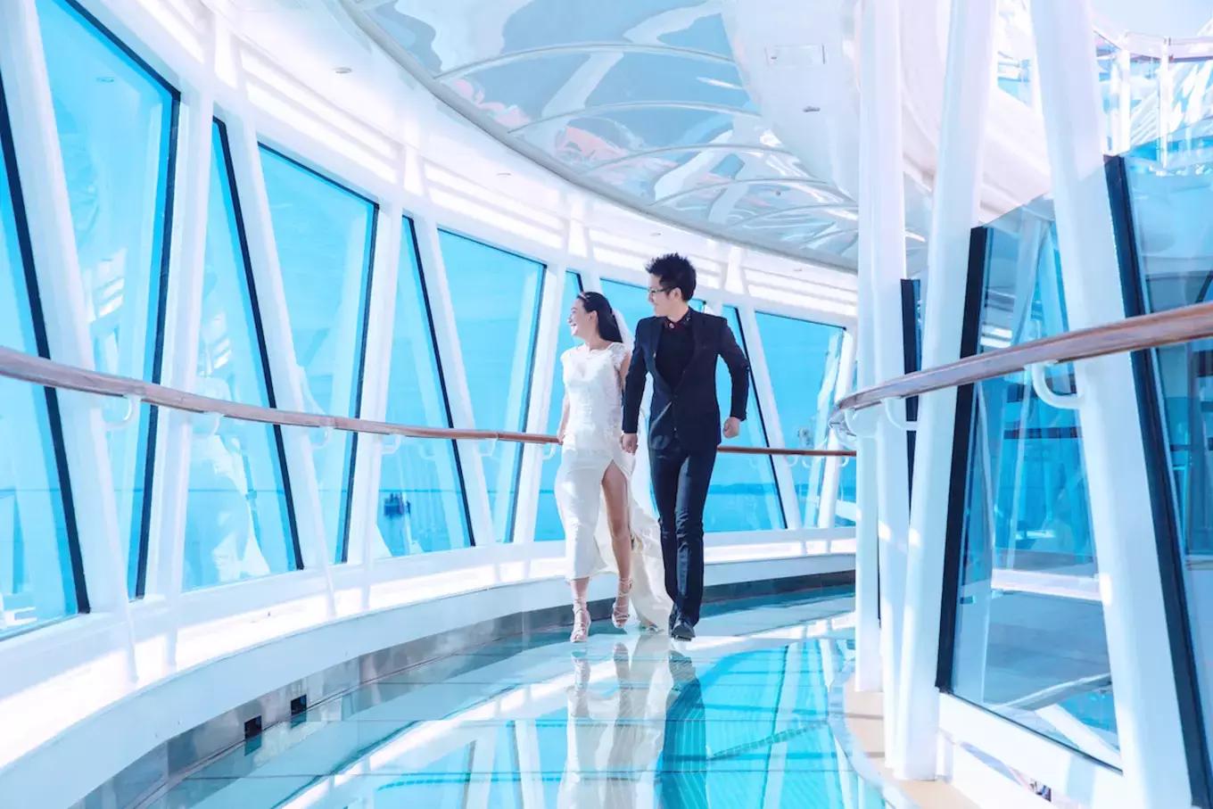 环球蜜月的小两口，免费上了一座价值8亿欧元的邮轮