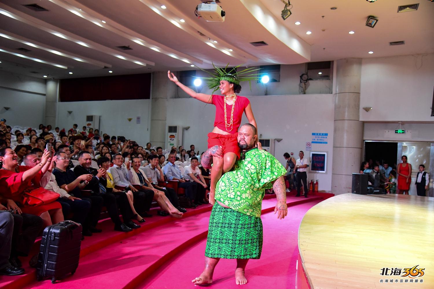 我在北海图书馆拍了一场特别的晚会，观众情不自禁跟着节奏动起来