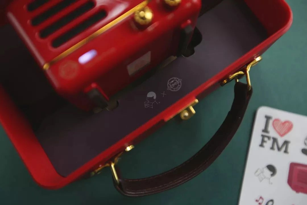 奶茶200块钱一杯排队八个小时,一杯奶茶60元排队买