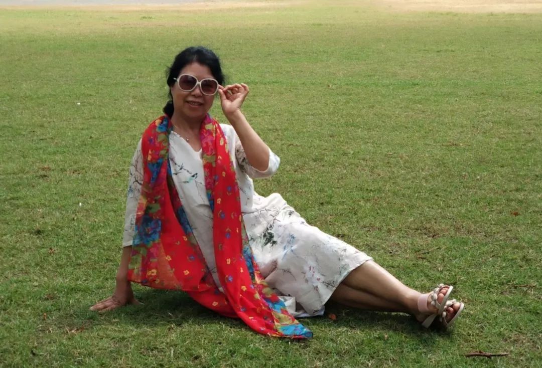 大妈旅游照专用动作,中国大妈外出旅游标准动作