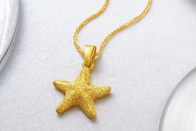 金饰小配饰巧搭配,个性金饰时尚搭配