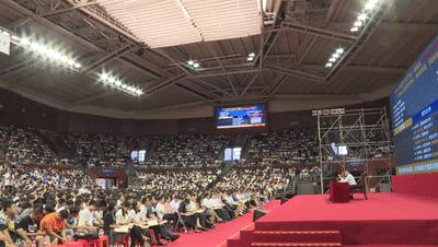 6000余名新生齐上形策课：浙大*党**委书记主讲，鼓励新生不当“佛系青年”，要做“孙悟空”