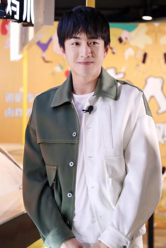 林更新白色体恤搭配西装裤,黑衬衣配黑色裤子林更新