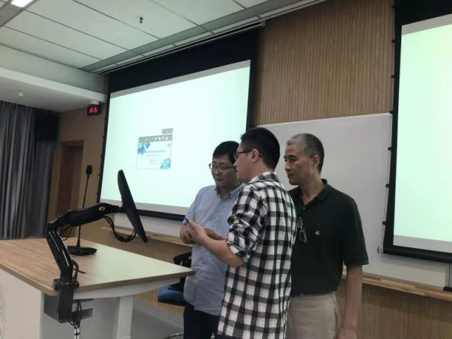 又是别人家的大学！教室里贯串“智慧”