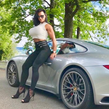 健美界最漂亮的腹肌,她被誉为全球第一健身女网红