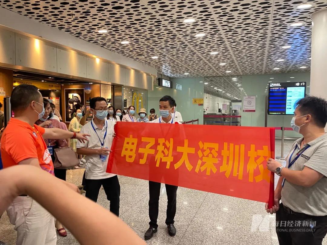 昨晚到家！孟晚舟胸前一个细节冲上热搜！
