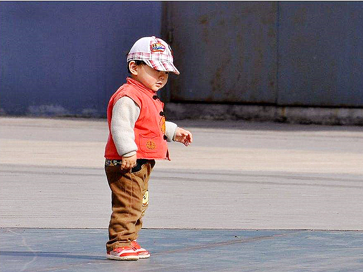 摸*处私**、夹腿，孩子看似“暧昧”的行为却含义复杂，家长需要注意