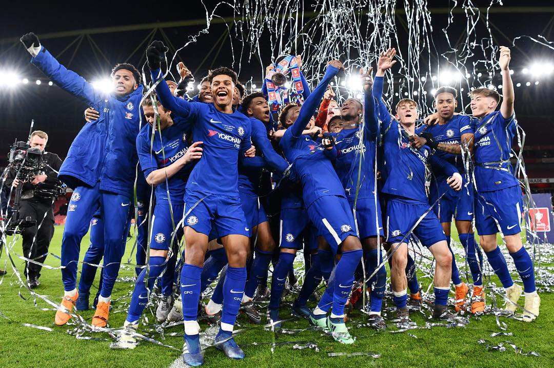 皇马拜仁身价对比,足球俱乐部身价排行榜2024