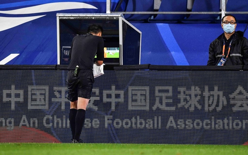 不满裁判判罚中超,中超鲁能战胜深足