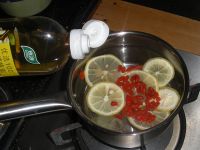 柠檬枸杞煮水的做法和功效,柠檬泡枸杞如何制作