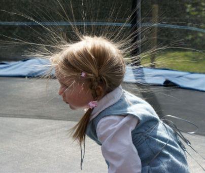 为什么秋冬天更容易出现静电,冬天静电很讨厌如何能避免静电