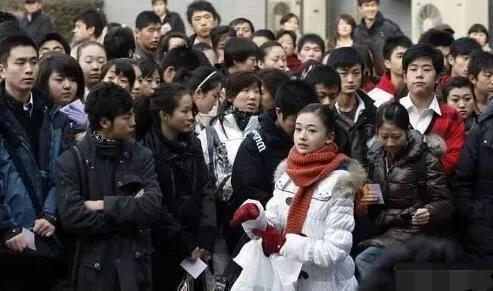 吴谨言是怎么出道的,吴谨言和angelababy撞脸