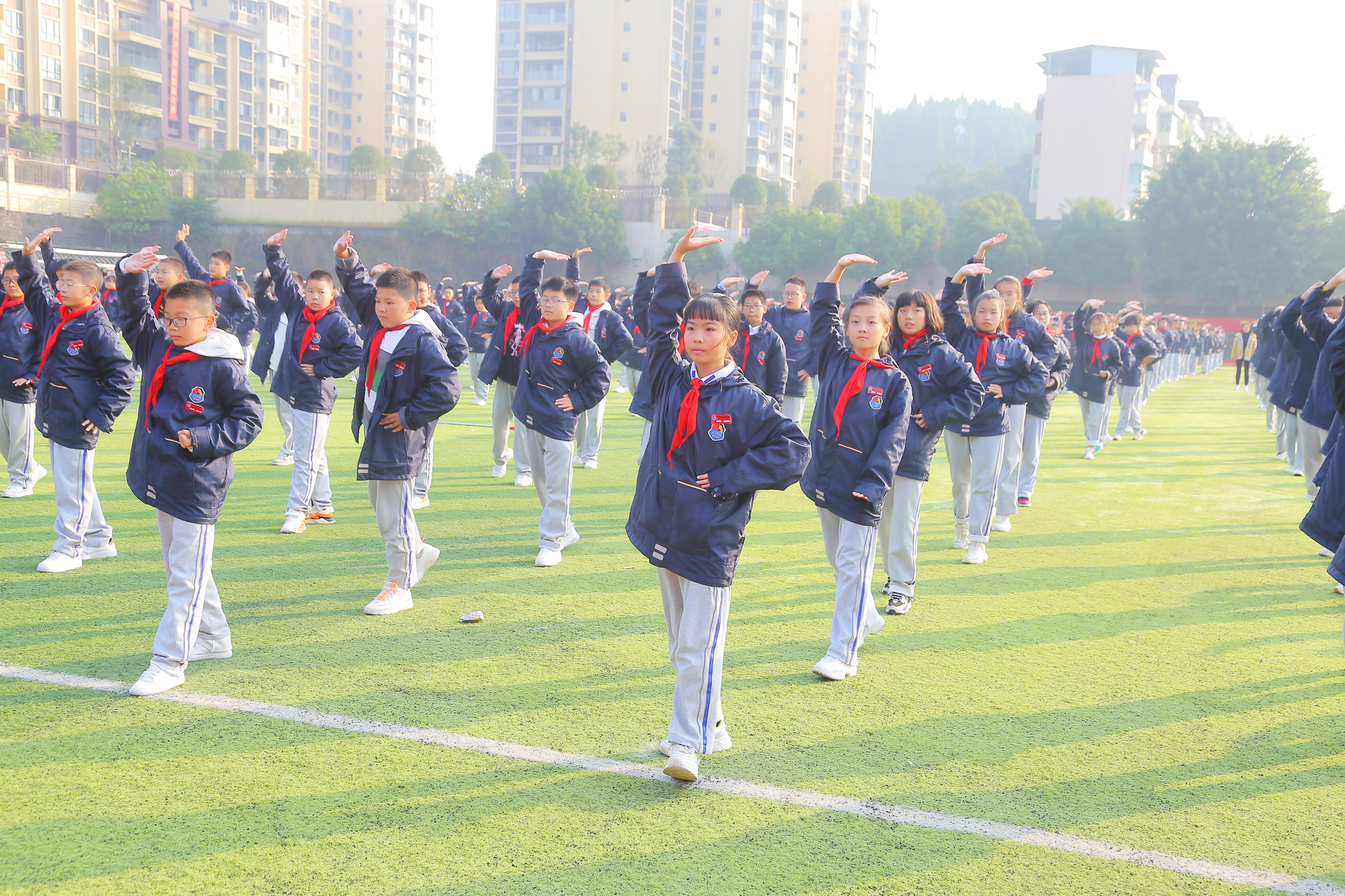 这位一丝不苟的妈妈，选择这所“状元学校”的理由，非常棒