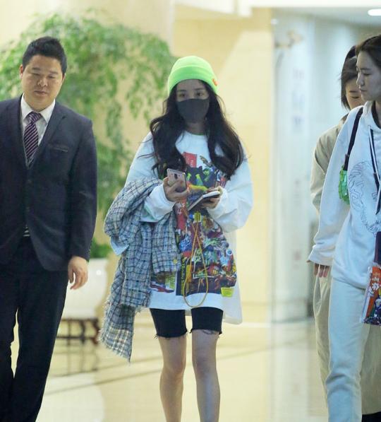 女明星过冬：杨幂穿短裤，郑爽穿短袖，只有她裹得像个“老干部”