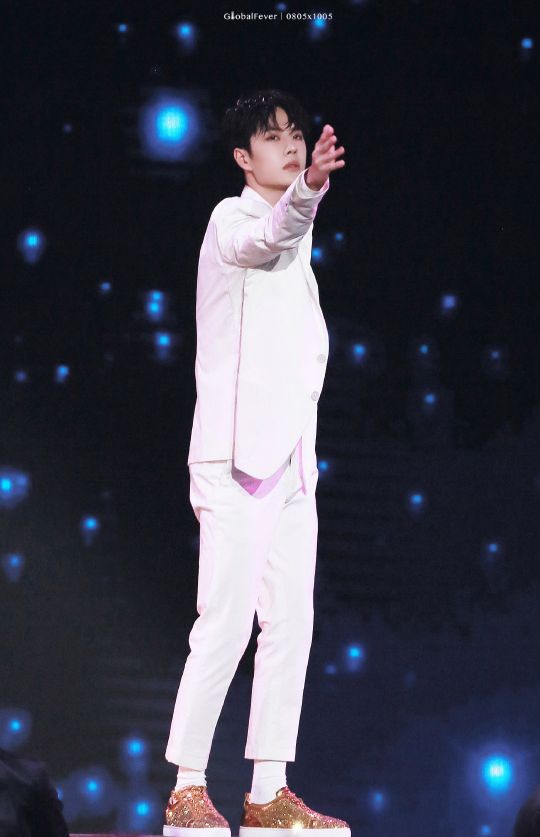 王一博跳剑舞白衣哪一期,王一博跳的散落的华服是什么舞种