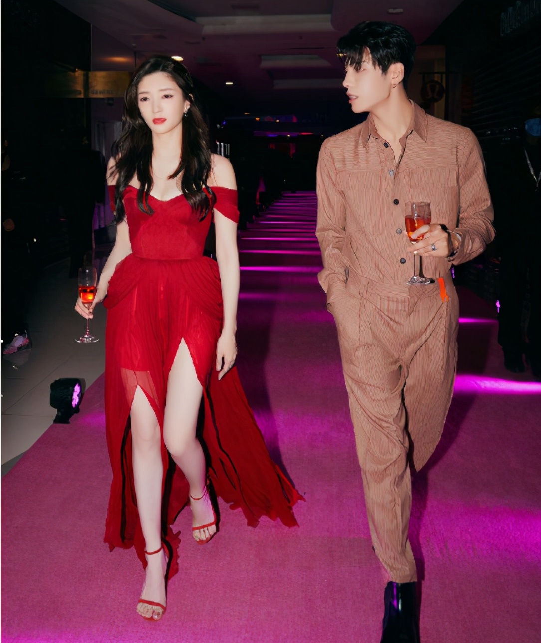 江疏影深v抹胸高开叉黑色长裙,江疏影白色抹胸高开叉礼服长裙