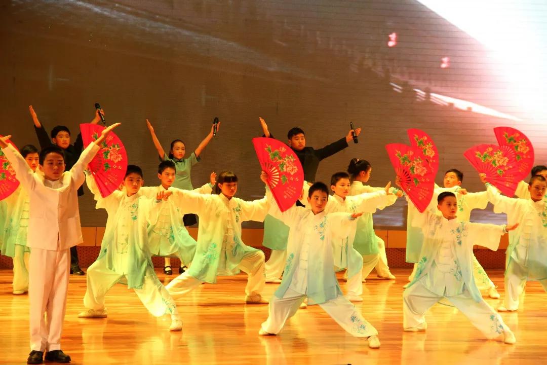 南山有一所“宝藏”学校，师生在“南海”立德启航