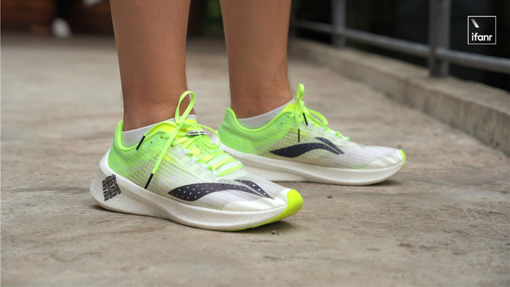 李宁飞电跑鞋的区别,李宁跑鞋飞电3cvs赤兔6pro