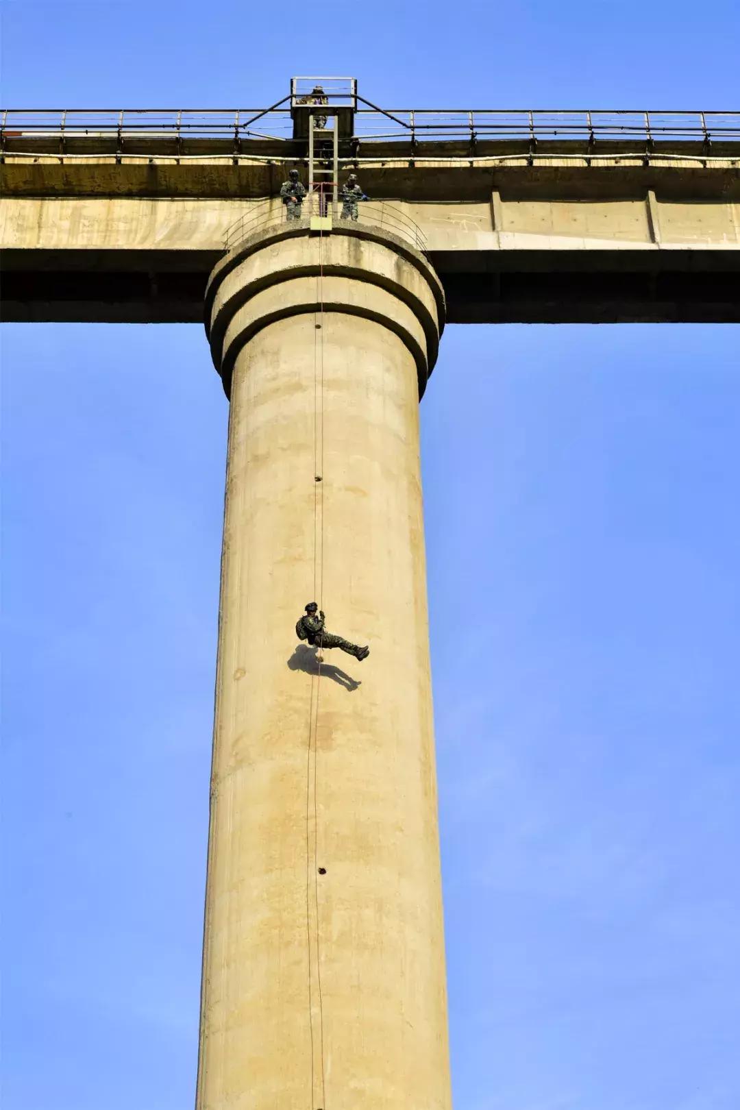 特战“神算子”公开“隐藏技能包”！大写的服……