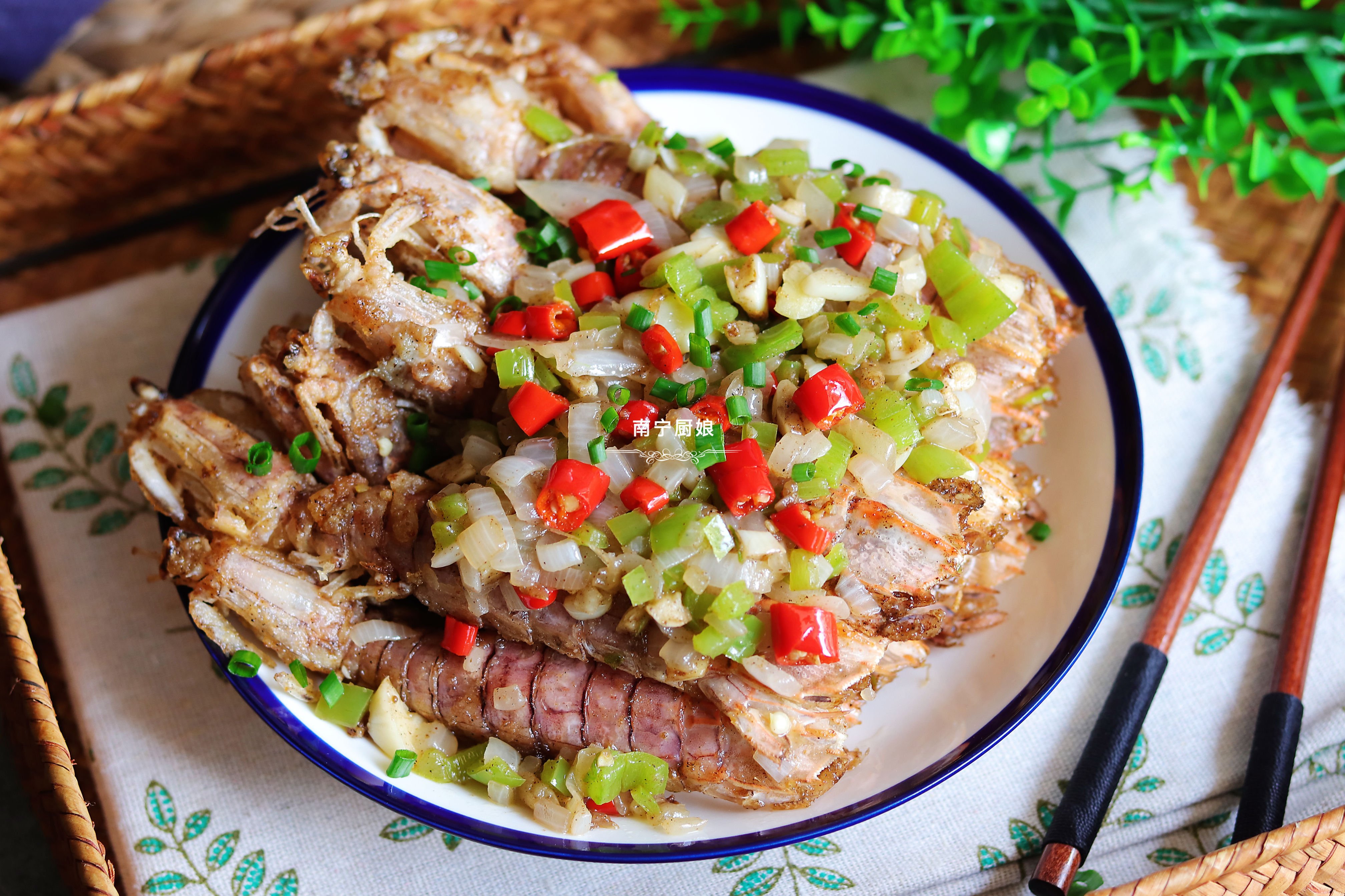 不用油炸的椒盐皮皮虾家庭做法,椒盐皮皮虾做法直接炸还是焯水