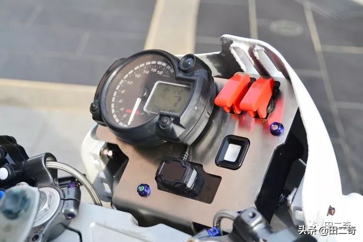 19款SYM新车发布，搭载ZXR400引擎，超炫涡*大轮**灯指纹启动