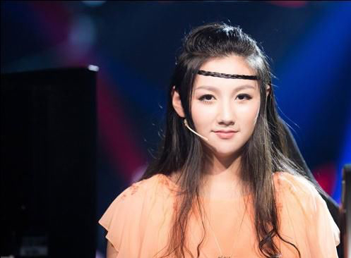 LOL解说小苍微博晒照，与骆歆Rita同框比美，网友：苍姐确实老了