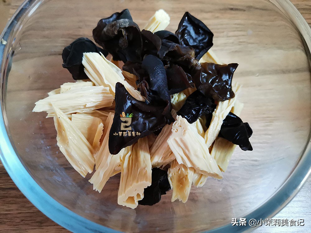 豆角别炒着吃了大厨教你特点做法,豆角怎么凉拌炒不黑