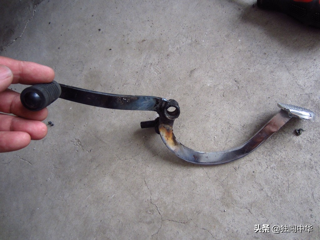 脚舒服了，鞋面也干净了---银钢悍路者300偏三轮换挡杆改前后踩