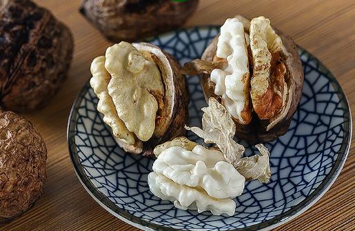 百年老树鲜核桃清香脆甜特别嫩,好吃到停不下来的野生山核桃