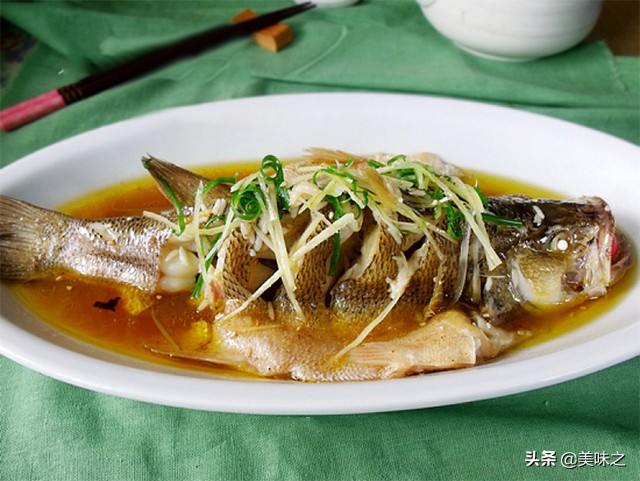 鲈鱼最好吃的做法清蒸鲈鱼,清蒸鲈鱼的做法简单易学味道鲜美