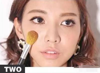 肤色偏黑想化妆成冷白皮怎么办,肤色黑怎么化妆不显老