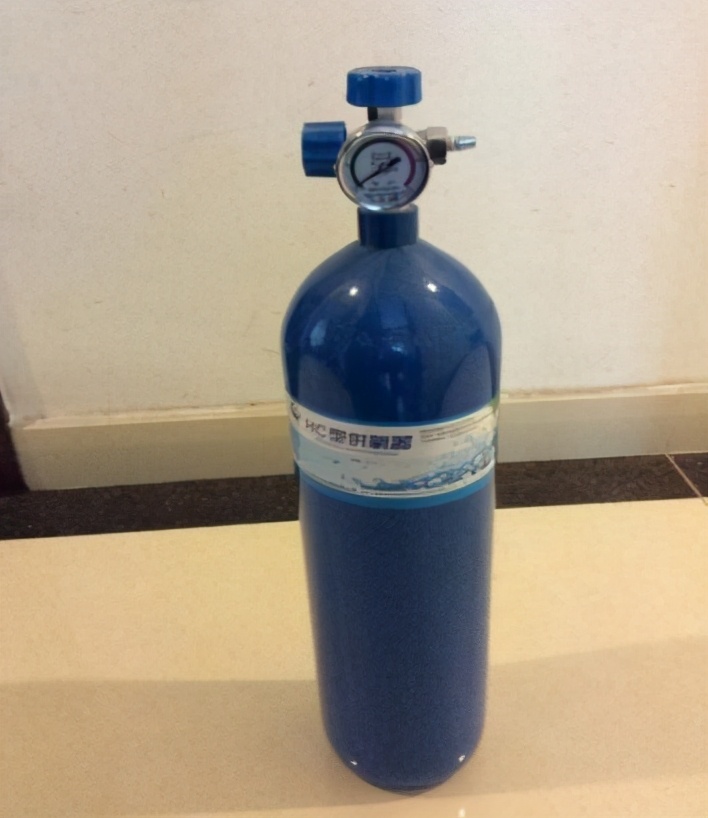 氧气瓶家用老人吸氧正确步骤,家里面吸氧是买制氧机还是买氧气