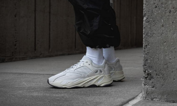 年轻人穿的潮牌鞋子品牌,年轻人都穿什么品牌的服装