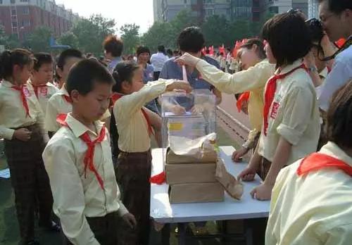 学校不让穿耐克鞋子进校,校长不让孩子穿耐克