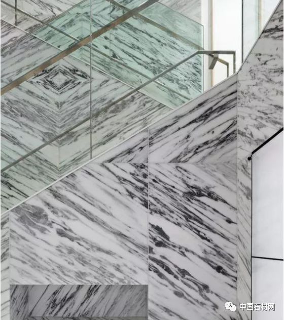 真是浪费，100多万的爵士白大理石装成这样，还好我不是业主