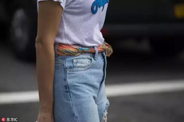 90后都不戴丝巾？谁说的！这种即优雅又酷的单品早就红透时尚圈了