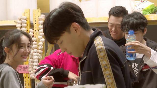 杨幂一撩一个准，示好邓伦却被骂，网友：离婚了就没有恋爱自由？