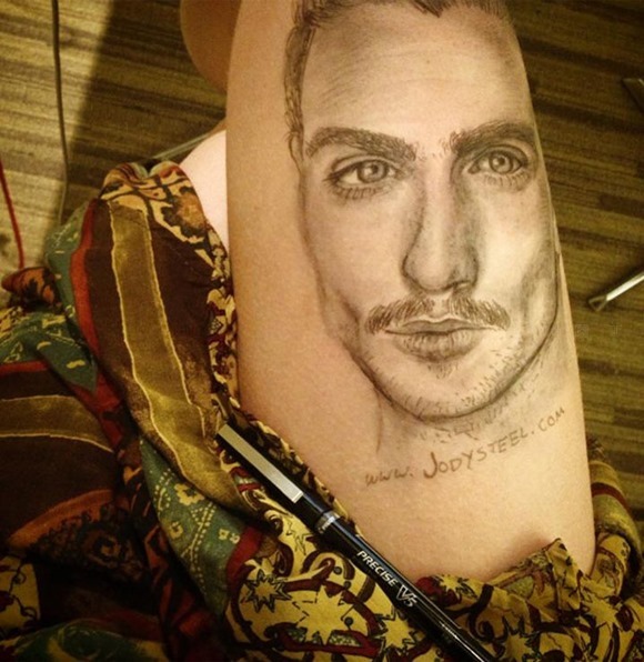 腿部涂鸦简单,美女街头涂鸦绘画艺术