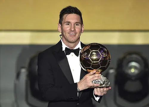 梅西再次致敬马拉多纳,十一年前的梅西再现马拉多纳经典