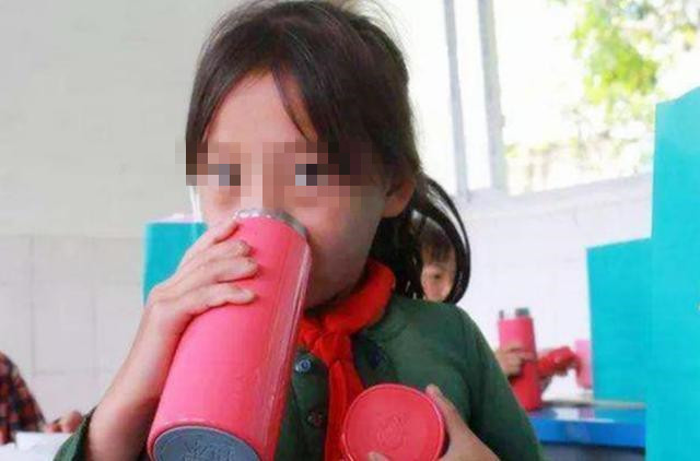 央视曝光！保温杯变成“索命杯”，热水倒进去后变“毒水”