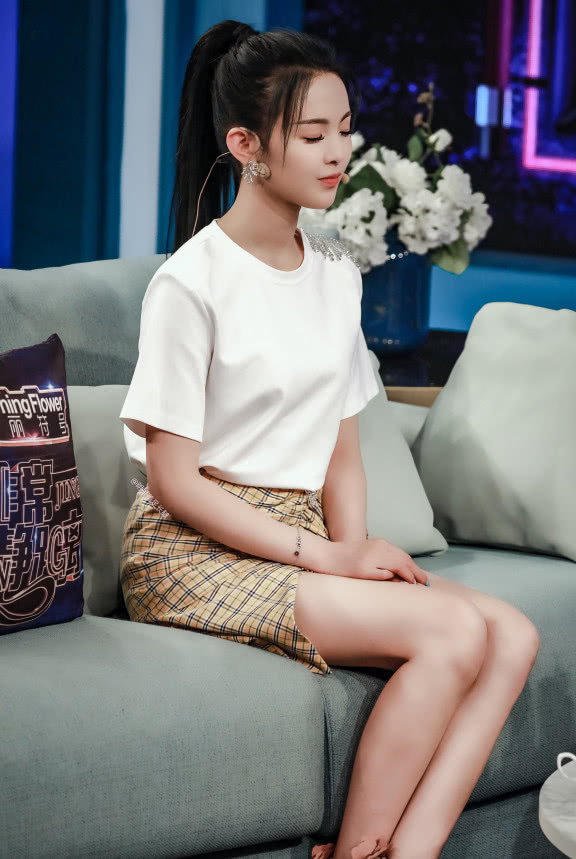 孟美岐和杨超越同框，一个爱秀腰，另一个爱秀腿，团粉都炸锅了