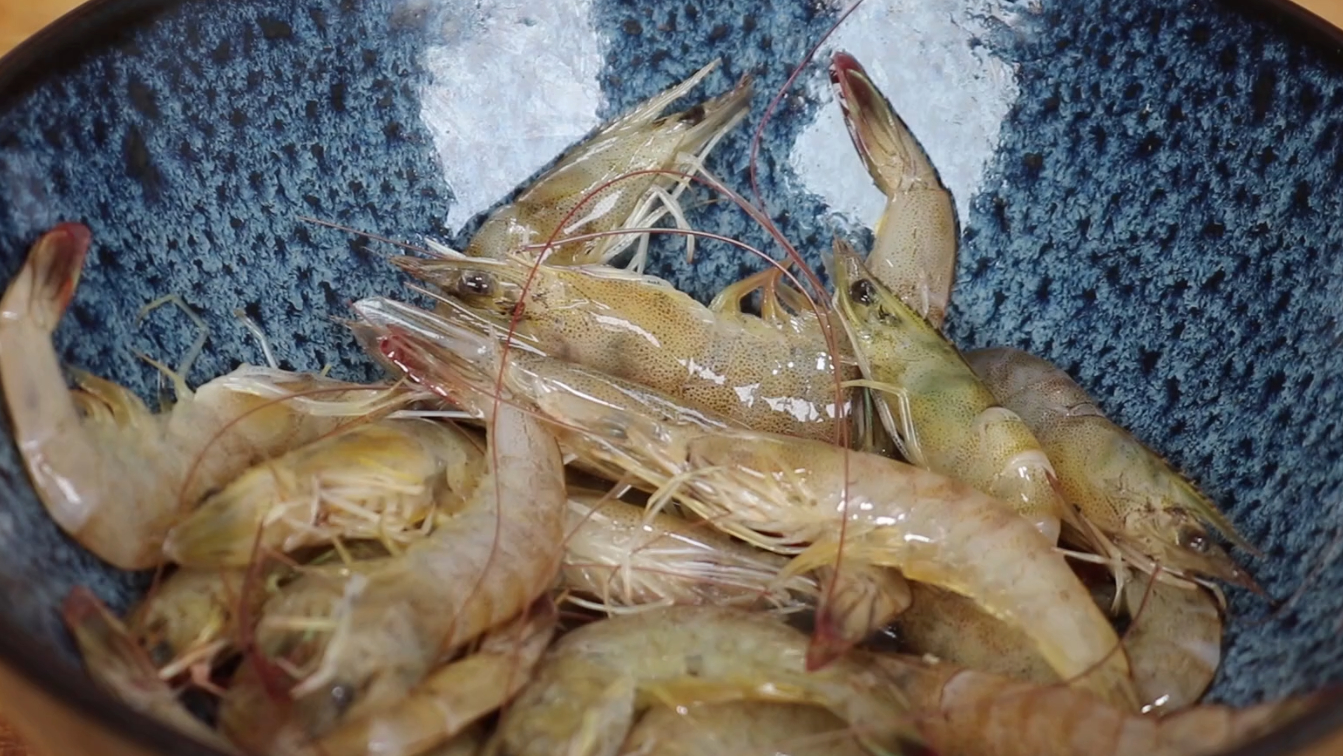 这才是大虾最好吃的做法不水煮,大虾这样做金黄酥脆好吃又解馋
