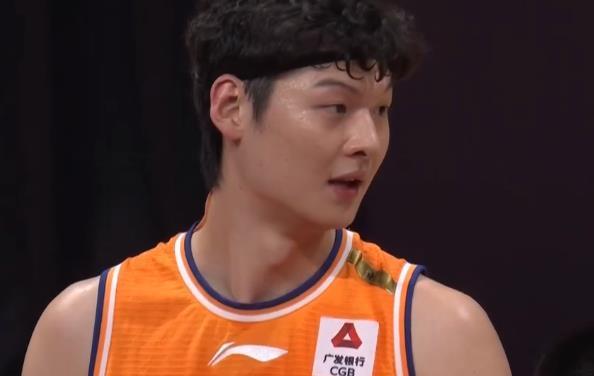 王哲林踩线1.99秒,cba技术犯规王哲林