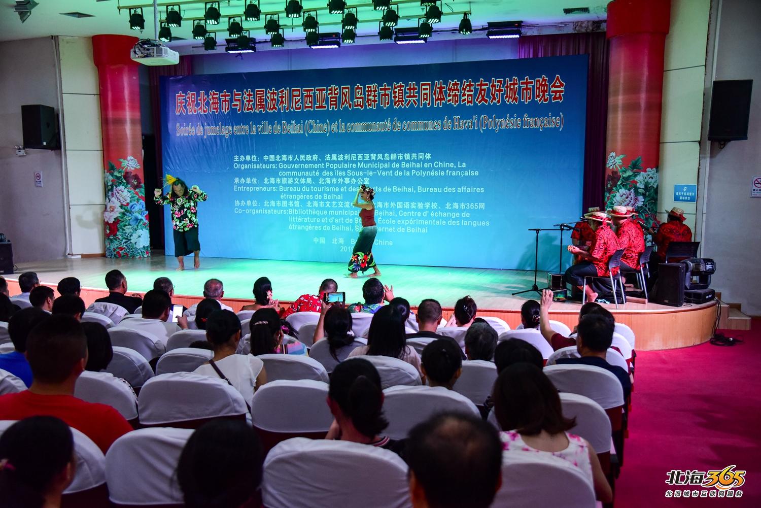 我在北海图书馆拍了一场特别的晚会，观众情不自禁跟着节奏动起来