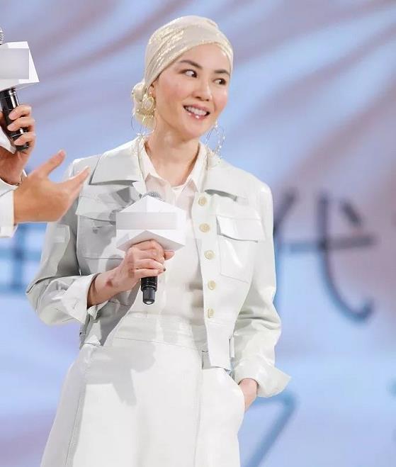 走在时髦前列的情歌天后，如今时尚圈流行的都是她玩剩下的？