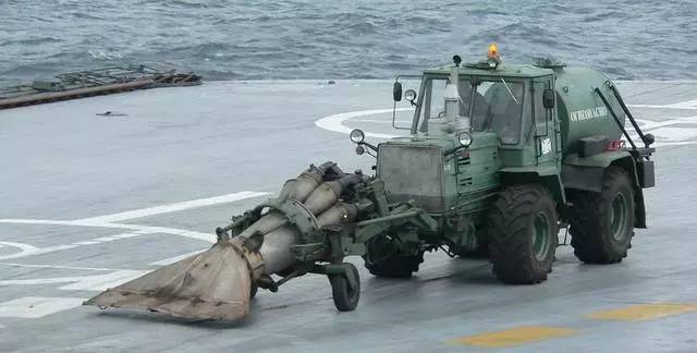 航母上的特种消防车,中国航母配备的飞机是什么型号