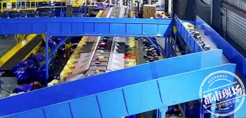 快递上现侮辱字眼女子投诉无果,快递包裹上出现辱骂文字